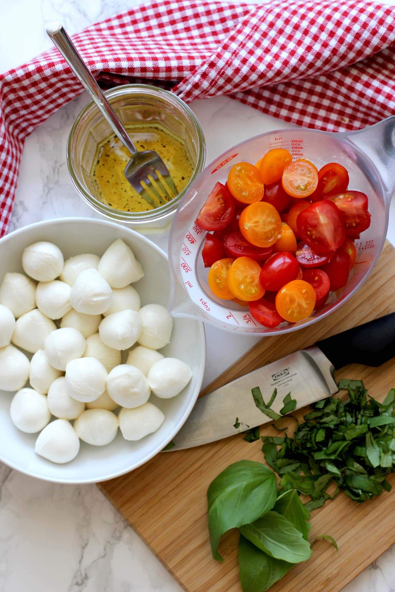Ingredients that make a mozzarella and tomato salad