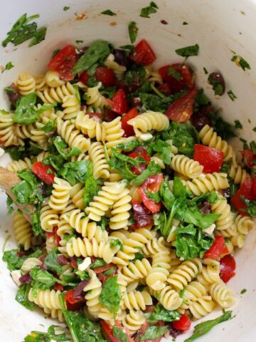 Pasta with Cherry Tomatoes, Olives and Arugula