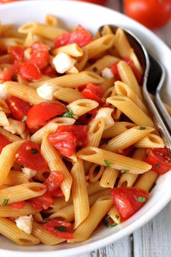Pasta with fresh tomato sauce and mozzarella